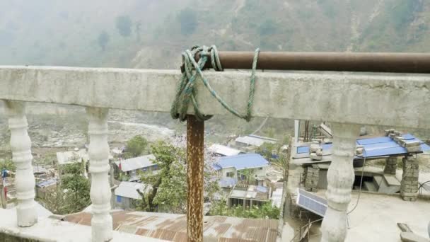 Backpackers walk to the village on the Manaslu circuit trek. — Stock Video