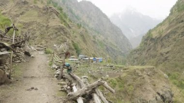 Nepal Köyü Dağları arasında. Manaslu devre trek.