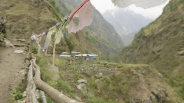 Nepal Köyü Dağları arasında. Manaslu devre trek.