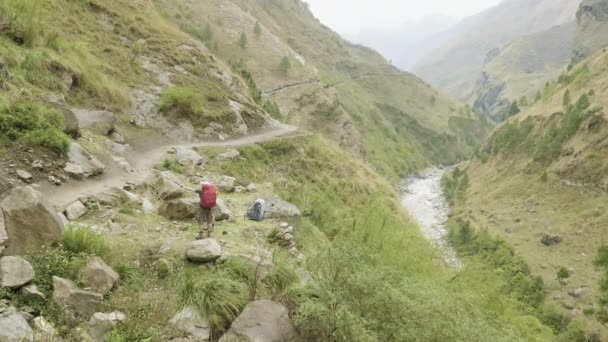 Mochileros en el sendero nepalés alrededor de la montaña Manaslu . — Vídeo de stock