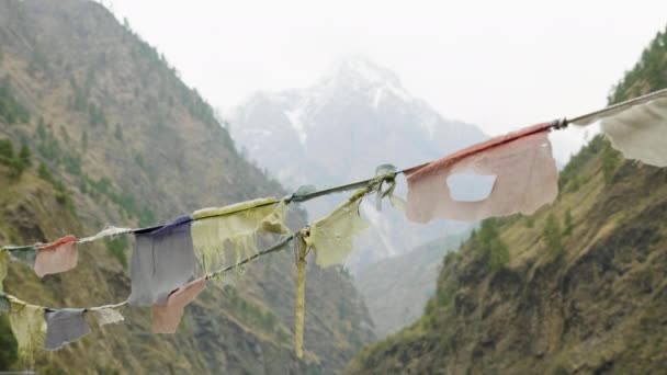 Renkli bayraklar Nepal dağlarda. Manaslu alan. — Stok video