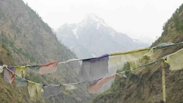 Gekleurde vlaggen in de bergen van Nepal. Manaslu gebied. — Stockvideo