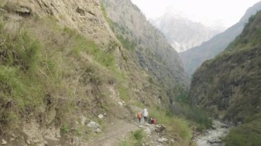 Manaslu Dağı çevresinde Nepal yolda Backpackers.