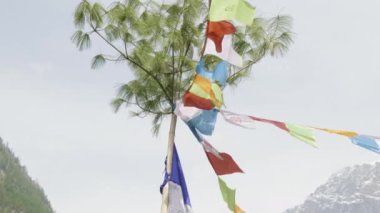 Renkli bayraklar Nepal dağlarda. Manaslu alan.