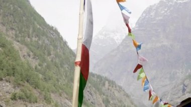 Renkli bayraklar Nepal dağlarda. Manaslu alan.