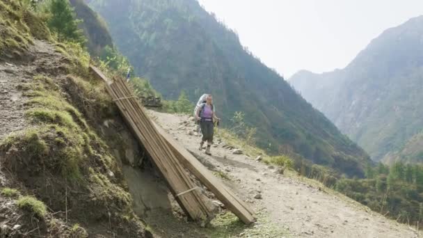 Mochilero en el sendero nepalés alrededor de la montaña Manaslu . — Vídeos de Stock