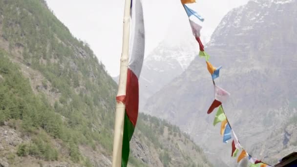 Farbige Flaggen in den Bergen von Nepal. Manaslu-Gebiet. — Stockvideo