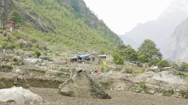 Turister på vandringen runt mountain Manaslu, nära byn Prok, Nepal. — Stockvideo