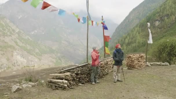 Toeristen op de trek rond berg Manaslu, nabij dorp Prok, Nepal. — Stockvideo