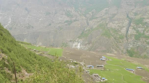 High górzysta wioska Prok w Nepalu. Manaslu obwodu trek obszar. — Wideo stockowe