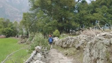 Nepal köyde Prok, yürüyen turist trek dağ o dolaşmak Manaslu, Nepal.