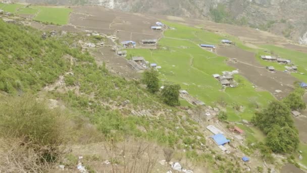 Hög-bergiga byn Prok i Nepal. Manaslu circuit trek område. — Stockvideo