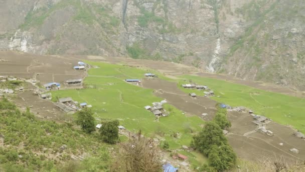 High górzysta wioska Prok w Nepalu. Manaslu obwodu trek obszar. — Wideo stockowe