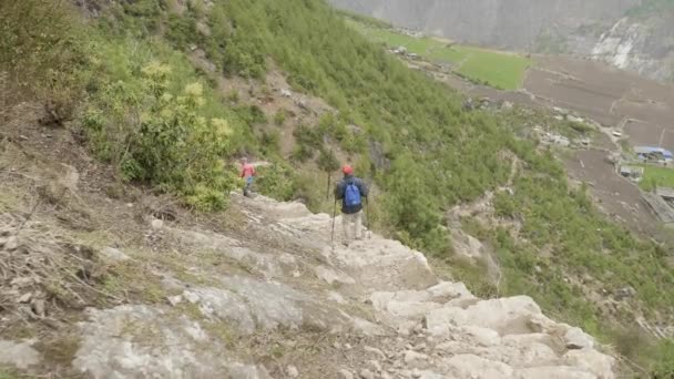 Pár, chůzi po schodech na trek kolem Manaslu, vesnice Prok, Nepál. — Stock video