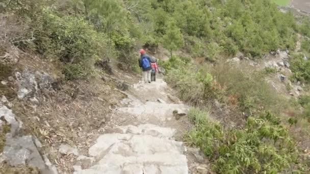 Manaslu, köy Prok, Nepal çevresinde Trek merdivenler yürümek çift. — Stok video