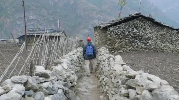 Tourists walking in nepalese village Prok, trek around mountain Manaslu, Nepal. — Stock Video