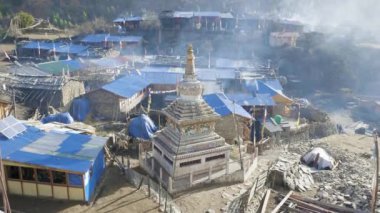 Nepal Köyü Lho sabah. Manaslu devre trek.