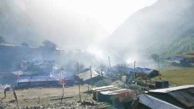 Nepal Köyü Lho sabah. Manaslu devre trek