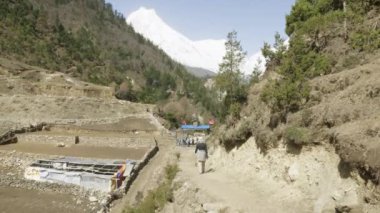 Himalaya, Manaslu alan, Nepal trekking turist yürür.