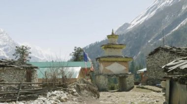 Giriş Nepal Köyü Lho. Manaslu devre trek.