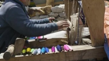 Nepal kadın yün atkı örgüleri.