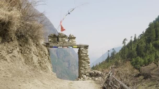 Arch to nepalese village Lho. Manaslu circuit trek. — Stock Video