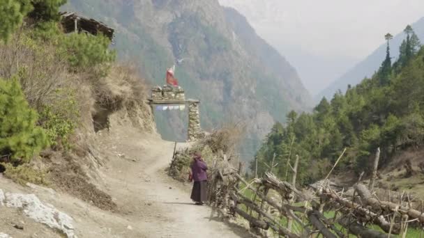 Arch to nepalese village Lho. Manaslu circuit trek. — Stock Video