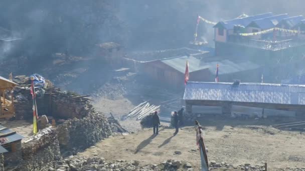 Lokale mensen praten in de ochtend in het Nepalese dorpje Lho. Manaslu trek. — Stockvideo