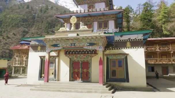 Monasterio en el pueblo Lho, Nepal . — Vídeo de stock