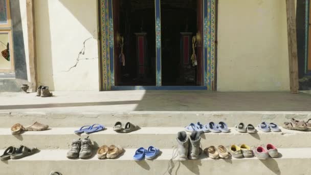 Vstup do kláštera v obci Lho, Nepál. — Stock video