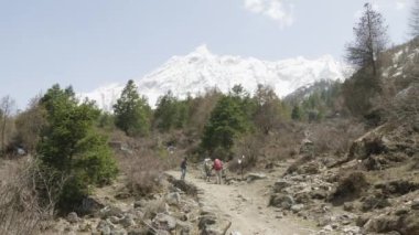 Turist kılavuzu ile Himalaya, Manaslu alan, Nepal doğa yürüyüşü vardır.