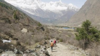 Turist kılavuzu ile Himalaya, Manaslu alan, Nepal doğa yürüyüşü vardır.