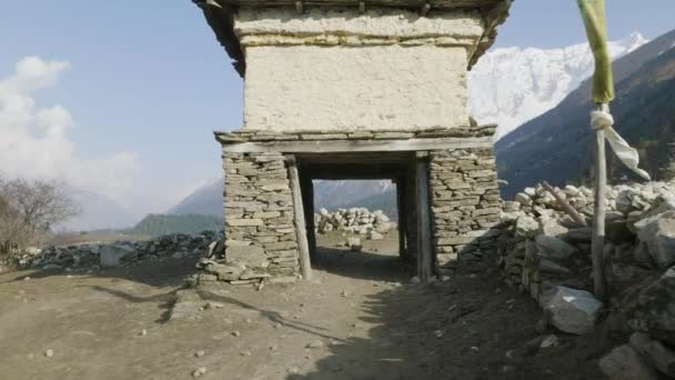 Toegangspoort tot nepalese dorpje Sama Gaon tussen de bergen. — Stockvideo