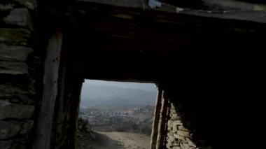 Giriş kapısı Nepal Köyü Sama Gaon dağların arasında. Manaslu devre trek alan