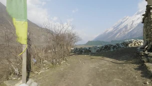 지역 농민 네팔에서 머리에 무거운 고리 버들 바구니를가지고. 마나슬루 지역. — 비디오
