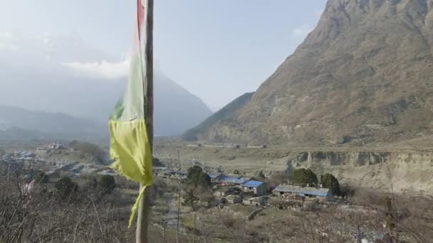 Nepálská vesnice Sama Gaon mezi horami. Oblast Manaslu trek okruh. — Stock video