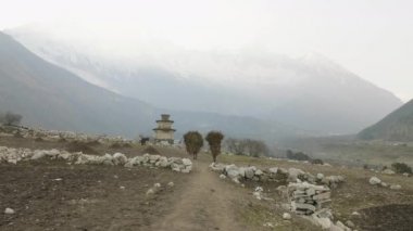 Yerel çiftçilerin ağır haystacks Nepal kafasına devam edin. Manaslu alan.