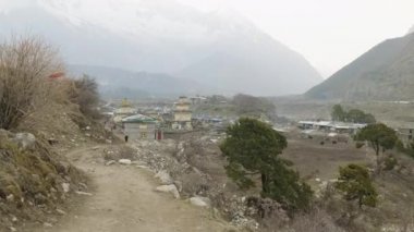 Nepal Köyü Sama Gaon dağların arasında. Manaslu devre trek alan.