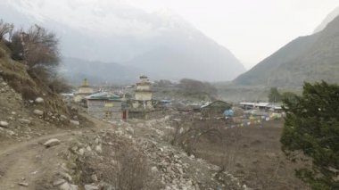 Nepal Köyü Sama Gaon dağların arasında. Manaslu devre trek alan.