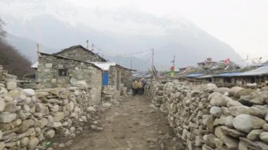 Nepal Köyü Sama Gaon dağların arasında. Manaslu devre trek alan.
