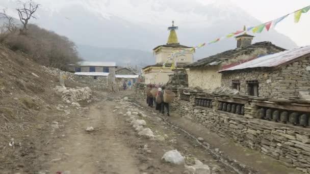 Los agricultores locales retuercen las ruedas de oración después de trabajar en Nepal. Zona de Manaslu . — Vídeos de Stock