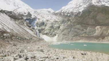 Backpackers dağ gölü Birendra Nepal olarak. Manaslu alan.