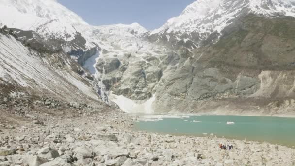 在尼泊尔山比兰德拉湖的背包客。马纳斯卢峰地区. — 图库视频影像