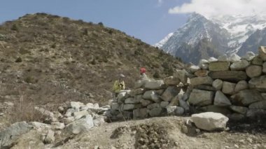 Çift arasında Nepal dağlarda fotoğraf yapmak. Manaslu alan.