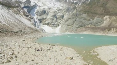 Dağ gölü Birendra Nepal. Manaslu alan.