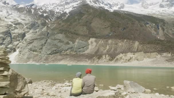 Par plats vid den mountain lake Birendra i Nepal. Manaslu område. — Stockvideo