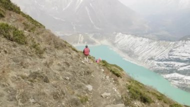 Çift backpackers iklimlendirme yakınındaki göl Birendra Nepal yapmak. Manaslu alan.