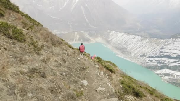 カップル バックパッカーは、ネパールの湖ビレンドラ近く順化を行います。マナスル エリア. — ストック動画