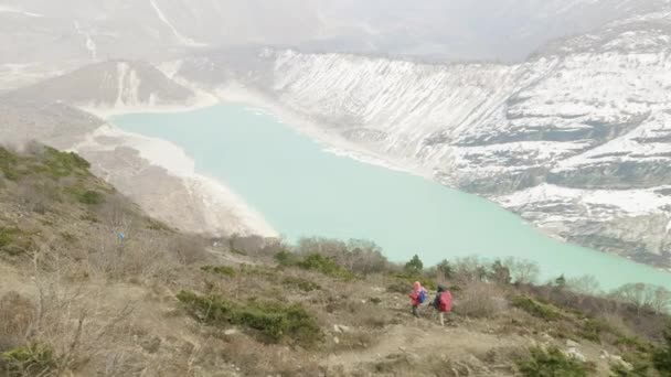 Çift backpackers iklimlendirme yakınındaki göl Birendra Nepal yapmak. Manaslu alan. — Stok video