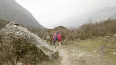 Nepal dağlar arasında yürüme çift.